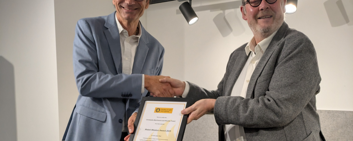 Remise du prix par David Mooney, représentant de la SLL et du CIBSE à Christophe Martinsons