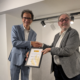 Remise du prix par David Mooney, représentant de la SLL et du CIBSE à Christophe Martinsons