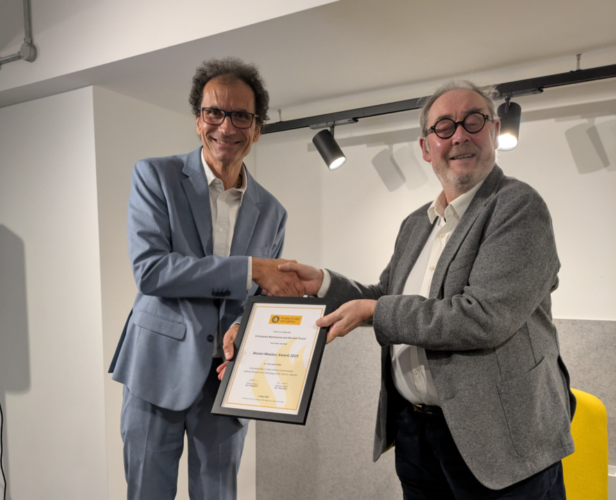 Remise du prix par David Mooney, représentant de la SLL et du CIBSE à Christophe Martinsons